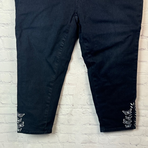 BloomChic Dark Blue Cropped Jeans with Embroidery Butterfly Detail Plus Size 14 - Picture 5 of 8